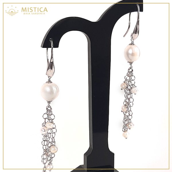Orecchino pendente in argento 925% con chiusura a monachella, decorato con perle scaramazze e una cascata di catenine e perle di fiume.
