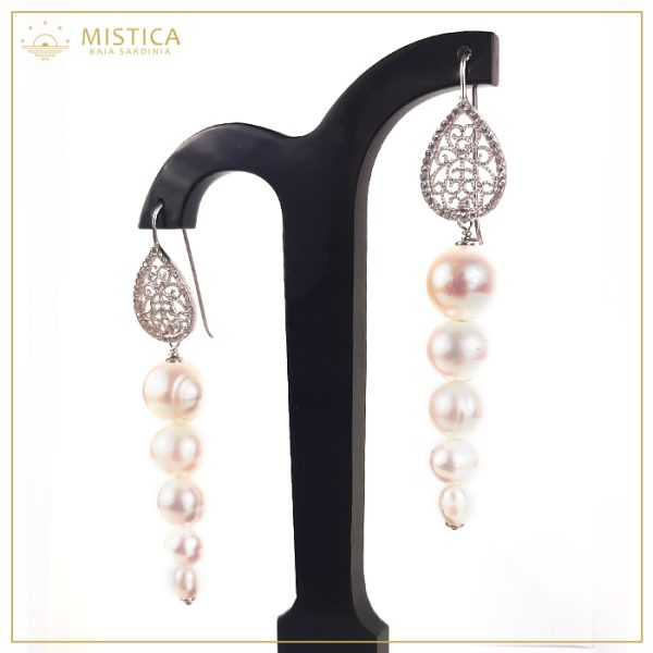 Orecchino pendente in argento 925% con chiusura a monachella, top in filigrana zirconata e decoro di perle degradè .