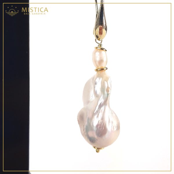 Orecchino in argento 925% in bagno oro con chiusura a monachella, con pendente di perla scaramazza e perline di fiume.