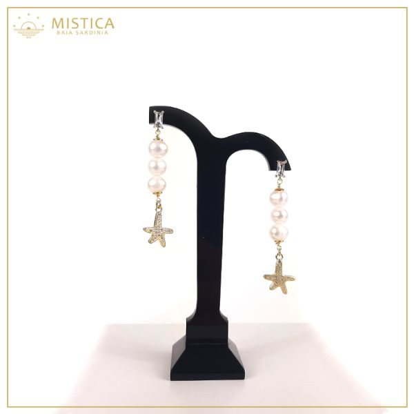 Orecchino in argento 925% in bagno oro con chiusura a perno, top in cristallo idrotermale, pendente in perle e stella marina zirconata.