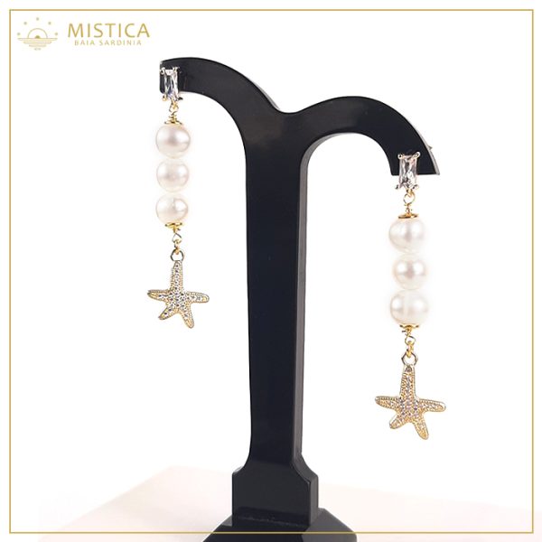 Orecchino in argento 925% in bagno oro con chiusura a perno, top in cristallo idrotermale, pendente in perle e stella marina zirconata.