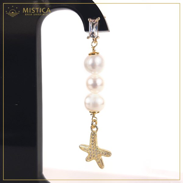 Orecchino in argento 925% in bagno oro con chiusura a perno, top in cristallo idrotermale, pendente in perle e stella marina zirconata.