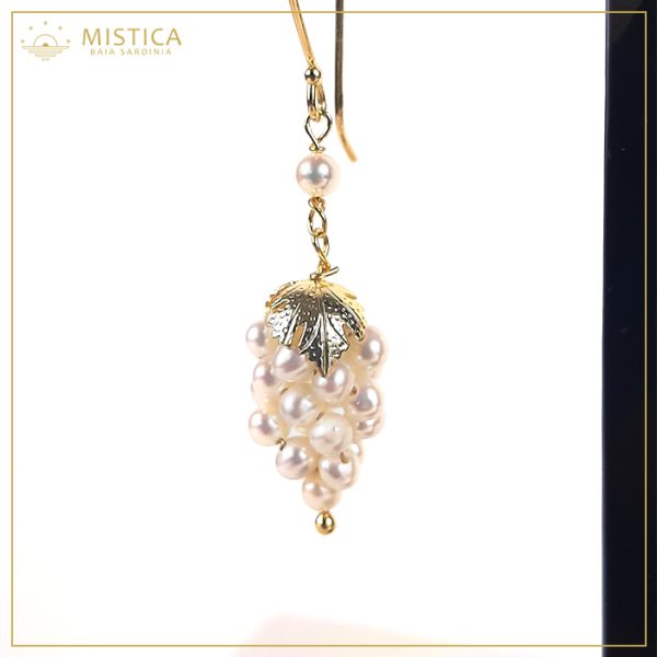 Orecchino in argento 925% in bagno oro con chiusura a monachella e pendente decorativo a forma di grappolo d'uva realizzato con perle.
