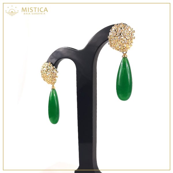Orecchino pendente con top decorativo in argento 925% bagno oro su chiusura a perno e gocce in giada verde .