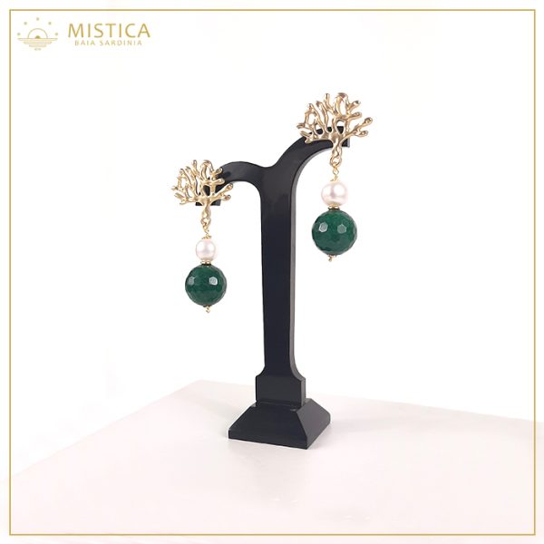 Orecchino pendente con top decorativo in argento 925% bagno oro su chiusura a perno e gocce in giada verde .