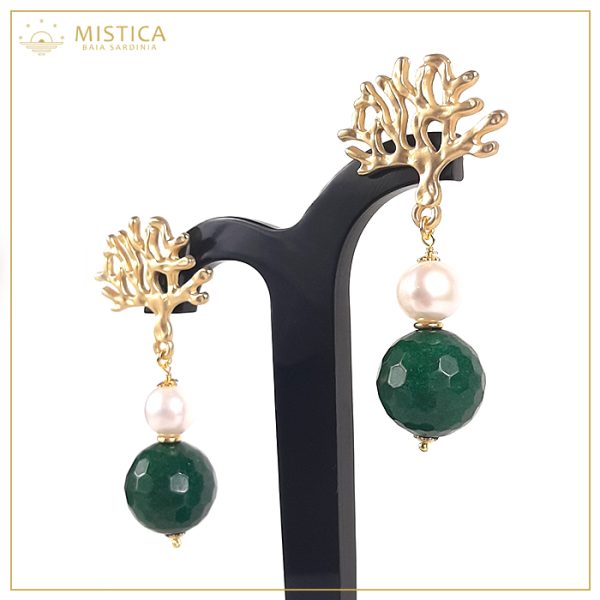 Orecchino pendente con top decorativo in argento 925% bagno oro su chiusura a perno e gocce in giada verde .