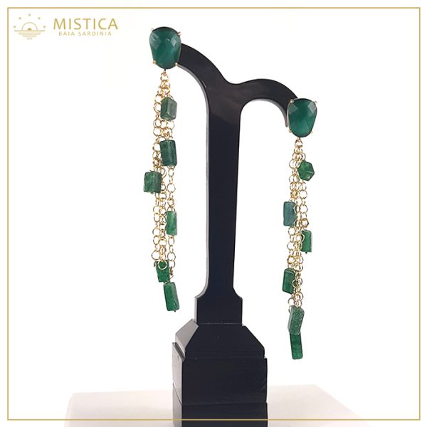 Orecchino pendente con top decorativo in cristallo verde su chiusura a perno, elementi di giada e catene in argento 925% in bagno oro.