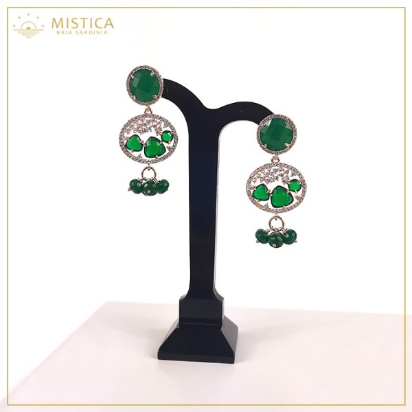 Orecchino pendente con top decorativo in cristallo verde e bordo zirconato su chiusura a perno, elementi in cristalli verdi, zirconi e sfere di agata verde.