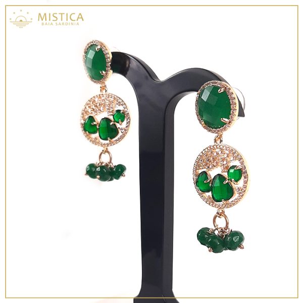 Orecchino pendente con top decorativo in cristallo verde e bordo zirconato su chiusura a perno, elementi in cristalli verdi, zirconi e sfere di agata verde.
