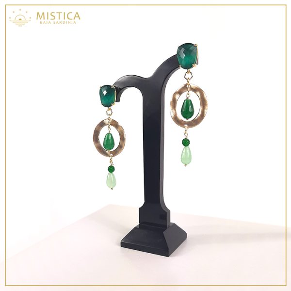Orecchino pendente con top decorativo in cristallo verde su chiusura a perno, elementi in zama e agata verde.