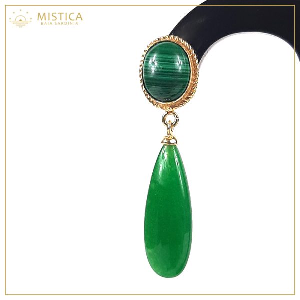 Orecchino pendente con top decorativo in argento 925% bagno oro e agata striata su chiusura a perno, elementi in giada.
