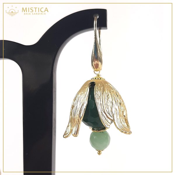 Orecchino pendente con top in argento 925% bagno oro e chiusura a monachella, elementi in zama e sfere in agata verde e giada.
