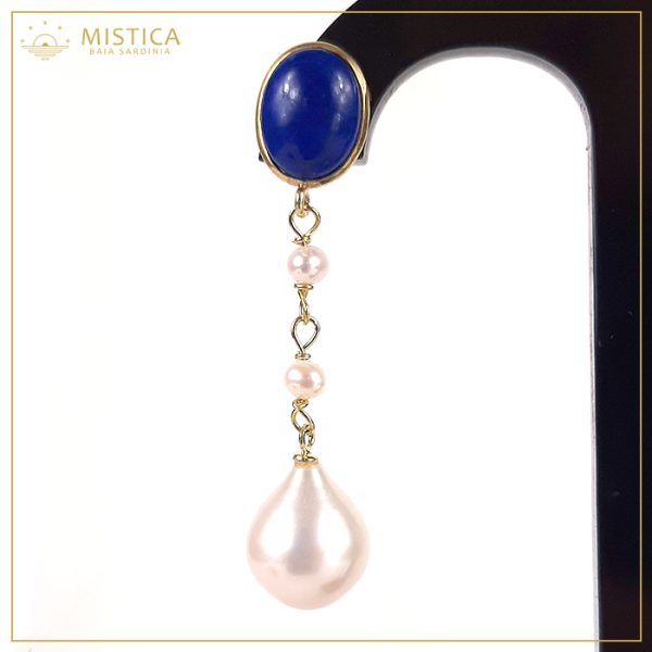 Orecchino pendente con top decorativo in argento 925% bagno oro e lapislazzuli, chiusura a perno, catena a rosario e perle.