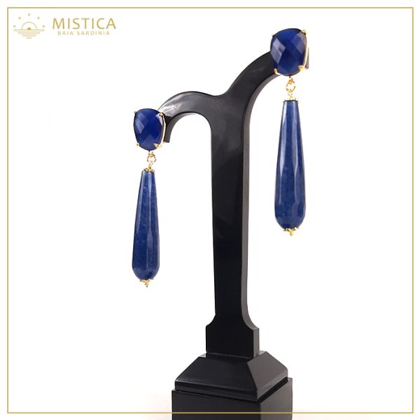 Orecchino pendente con top decorativo in cristallo blu notte e chiusura a perno, gocce sfaccettate di agata blu.