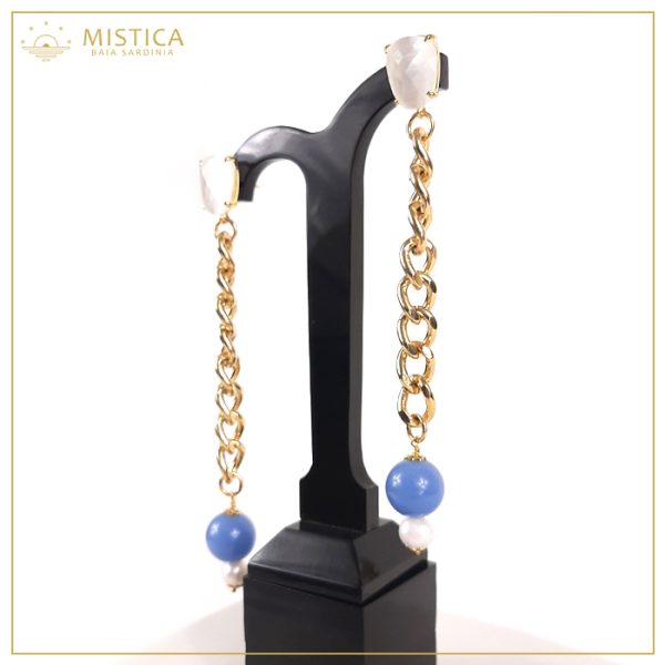 Orecchino pendente con top decorativo in cristallo bianco e chiusura a perno, catena in zama, perla e sfera jeans.