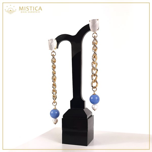 Orecchino pendente con top decorativo in cristallo bianco e chiusura a perno, catena in zama, perla e sfera jeans.