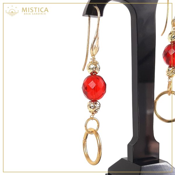 Orecchino pendente in argento 925% in bagno oro con chiusura a monachella, elementi in cristallo idrotermale rosso e zama.
