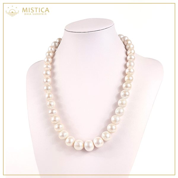 Collana di perle scaramazze con chiusura in argento 925%. Lunghezza massima 50cm/55cm .