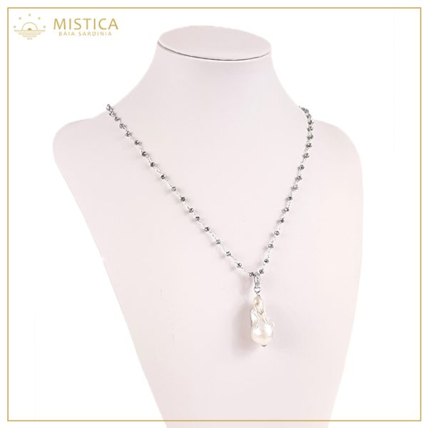 Collana a lavorazione rosario in argento 925% ed ematiti, decorata con ciondolo di perla scaramazza con contromaglia zirconata. Lunghezza massima 76cm regolabile.