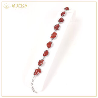 Bracciale in argento 925% martellato a mano, decorato con elementi in corallo mediterraneo certificato (taglio sasso). Lunghezza massima 25cm regolabile.