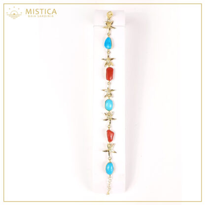 Bracciale in argento 925% bagno oro martellato a mano, decorato con elementi in corallo mediterraneo certificato (taglio sasso) e turchese (taglio sasso). Lunghezza massima 23cm regolabile.