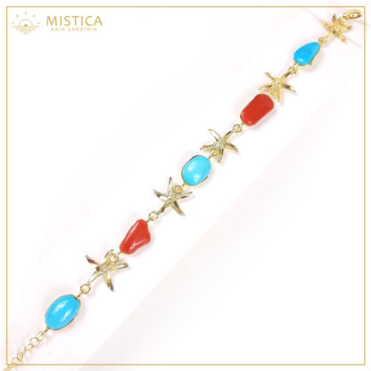 Bracciale in argento 925% bagno oro martellato a mano, decorato con elementi in corallo mediterraneo certificato (taglio sasso) e turchese (taglio sasso). Lunghezza massima 23cm regolabile.