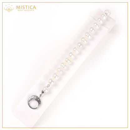 Bracciale di perle naturali con chiusura gioiello in argento 925% . Lunghezza massima 21cm.