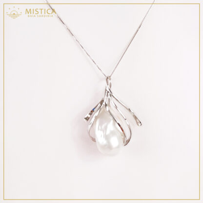 Ciondolo in argento 925% martellato a mano con perla scaramazza. Comprensivo di catenina in argento 925% di lunghezza 45cm.