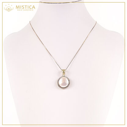 Ciondolo in argento 925% bagno oro, con perla bottone coltivata e bordatura zirconata. Comprensivo di catenina in argento 925% bagno oro di lunghezza 45cm.