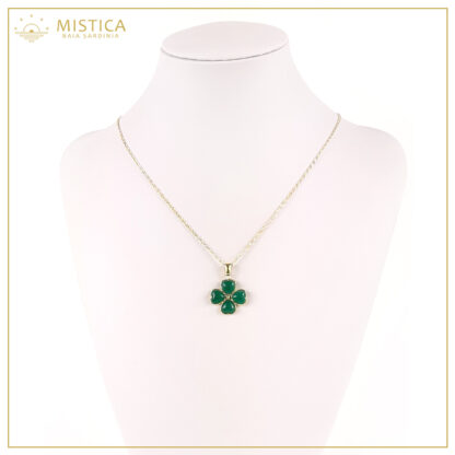 Ciondolo in argento 925% bagno oro, con decorazione in smalto verde. Comprensivo di catenina in argento 925% bagno oro di lunghezza 45cm.