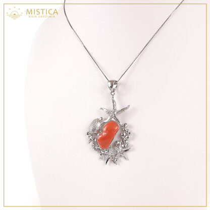 Ciondolo in argento 925% martellato a mano, decorato con corallo mediterraneo  certificato. Comprensivo di catenina in argento 925% di lunghezza 45cm.