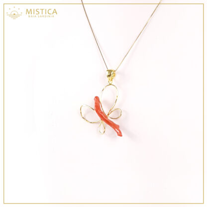 Ciondolo in argento 925% bagno oro martellato a mano e ramo corallo mediterraneo. Comprensivo di catenina in argento 925% bagno oro di lunghezza 70cm.
