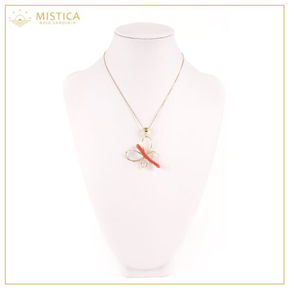 Ciondolo in argento 925% bagno oro martellato a mano e ramo corallo mediterraneo. Comprensivo di catenina in argento 925% bagno oro di lunghezza 70cm.