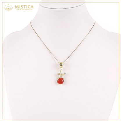 Ciondolo in argento 925% bagno oro martellato a mano con corallo mediterraneo (taglio sasso). Comprensivo di catenina in argento 925% bagno oro di lunghezza 45cm.