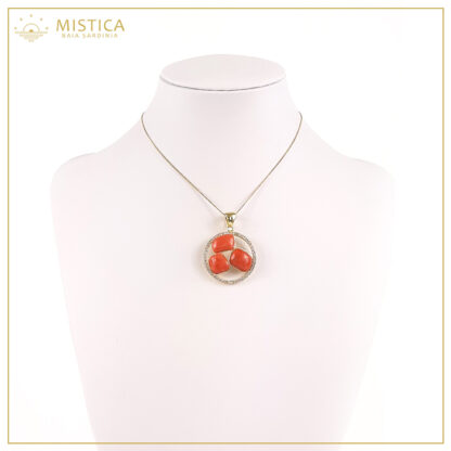 Ciondolo in argento 925% bagno oro decorato con una corona di zirconi e corallo mediterraneo (taglio sasso). Comprensivo di catenina in argento 925% bagno oro di lunghezza 45cm.