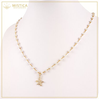 Collana a lavorazione rosario con perline di fiume decorata con ciondolo a forma di stella marina zirconata in bagno orO . Lunghezza massima 48cm regolabile.