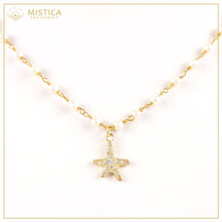 Collana a lavorazione rosario con perline di fiume decorata con ciondolo a forma di stella marina zirconata in bagno orO . Lunghezza massima 48cm regolabile.