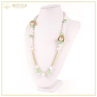 Collana modello chanel di perle e agata verde con catena in argento 925% bagno oro e decorazione in zama . Lunghezza massima 72cm regolabile.