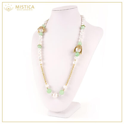 Collana modello chanel di perle e agata verde con catena in argento 925% bagno oro e decorazione in zama . Lunghezza massima 72cm regolabile.