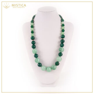 Collana in argento 925% bagno oro, sfere sfaccettate in agata verde imperiale e verde pastello, chiusura in argento 925% bagno oro. Lunghezza massima 78cm regolabile.