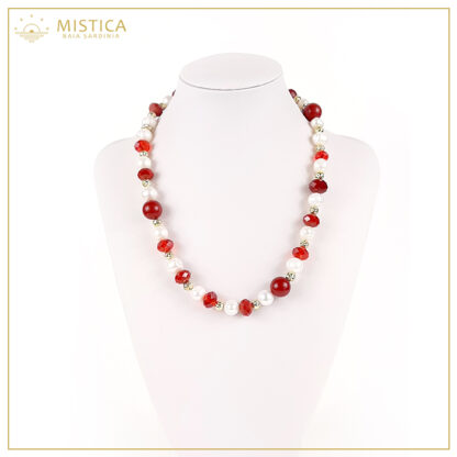 Collana di perle con sfere di cristallo rosso sfaccettato e zama, chiusura in argento 925% bagno oro. Lunghezza massima 52cm regolabile.