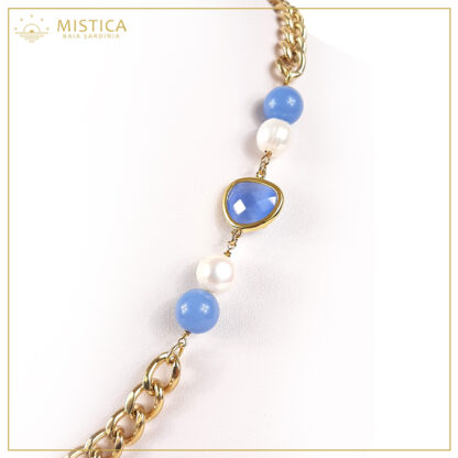 Girocollo con catene in zama decorato con perle di fiume e cristalli idrotermali jeans. Lunghezza massima 51cm.
