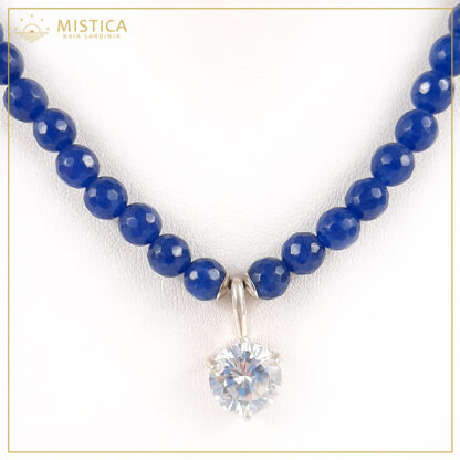 Collana in argento 925%, sfere sfaccettate d' agata blu e ciondolo in zircone; Lunghezza massima 60cm regolabile.