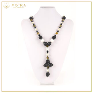 Collana lavorazione a rosario con sfere sfaccettate di ambra, pietra lavica, onice e decorazione in argento 800; Lunghezza massima 70cm regolabile.