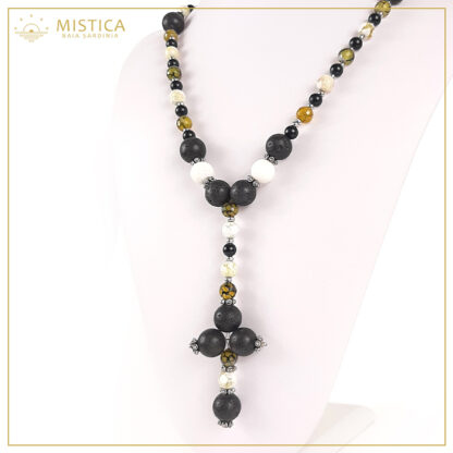 Collana lavorazione a rosario con sfere sfaccettate di ambra, pietra lavica, onice e decorazione in argento 800; Lunghezza massima 70cm regolabile.