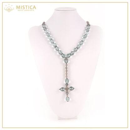 Collana lavorazione a rosario con sfere sfaccettate in quarzo e decorazione in argento 800; Lunghezza massima 70cm regolabile.