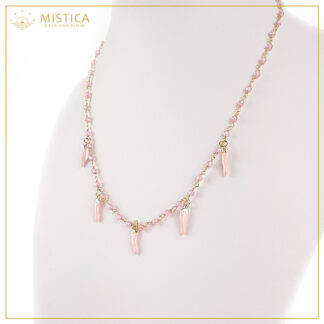 Collana girocollo a lavorazione rosario in argento 925% bagno oro e cristalli rosa, con charms a cornetto smaltati .