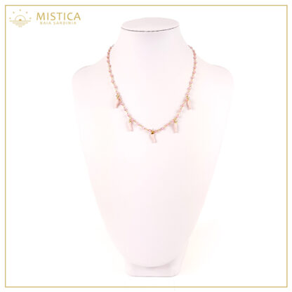Collana girocollo a lavorazione rosario in argento 925% bagno oro e cristalli rosa, con charms a cornetto smaltati .