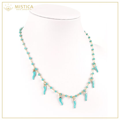 Collana girocollo a lavorazione rosario in argento 925% bagno oro e cristalli celesti, con charms a cornetto smaltati .