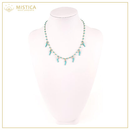 Collana girocollo a lavorazione rosario in argento 925% bagno oro e cristalli celesti, con charms a cornetto smaltati .